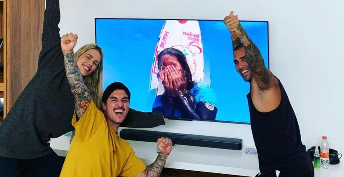 Gabriel Medina celebra a vitória da irmã, Sophia, em campeonato de surfe