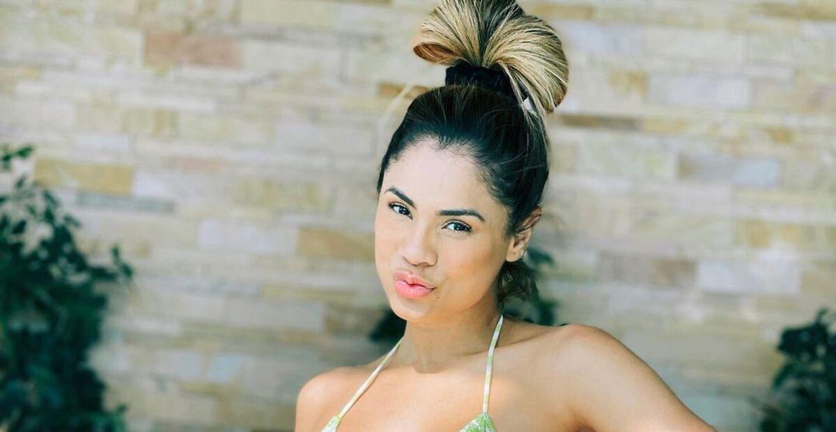 De vestido branco curtinho, Lexa ostenta pernões exuberantes
