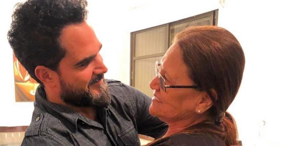 Luciano Camargo posa agarradinho com a mãe, Dona Helena: ”Não tem como definir minha alegria”