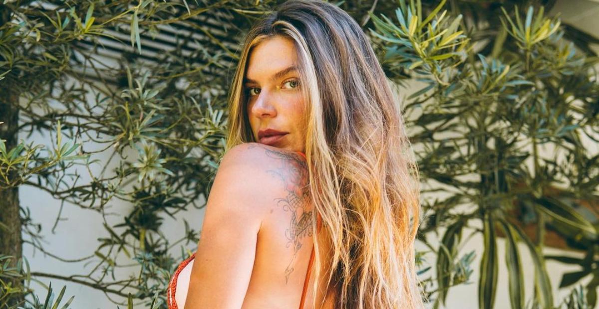 Mariana Goldfarb ostenta corpo escultural durante banho de cachoeira: ”Musa”
