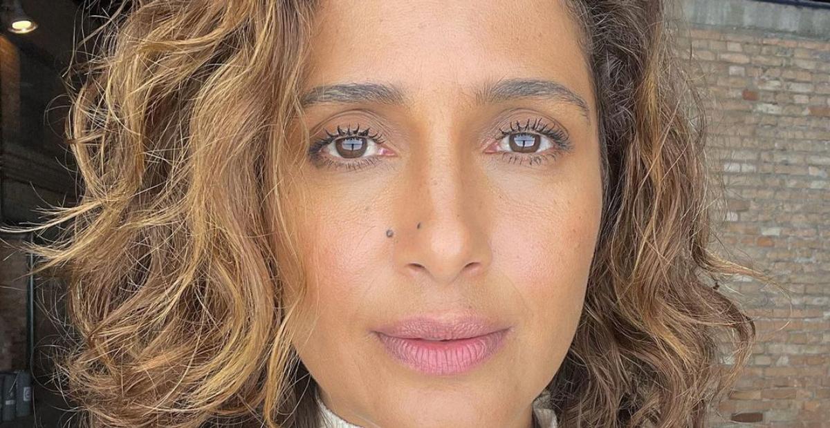 Camila Pitanga esbanja beleza ao desfilar pelas ruas de Nova York com look ‘all black’