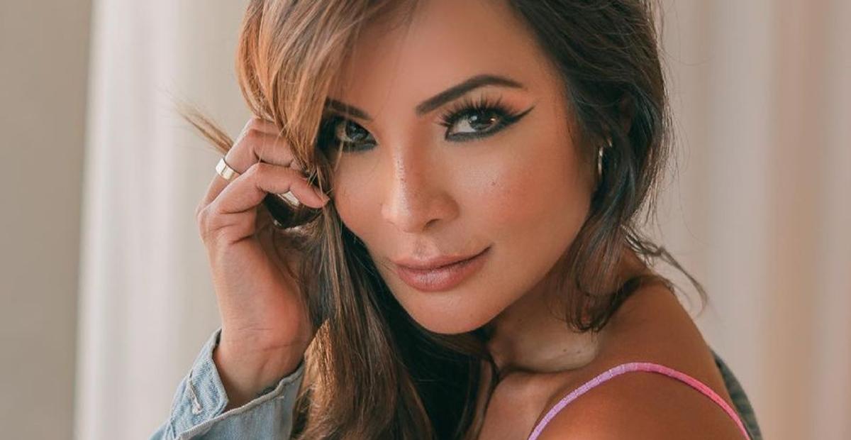 Carol Nakamura exibe curvas poderosas ao usar biquíni fio-dental em clique paradisíaco