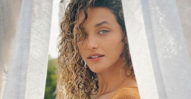 De biquíni, Débora Nascimento admira vista paradisíaca e chama atenção: ”Tão linda”