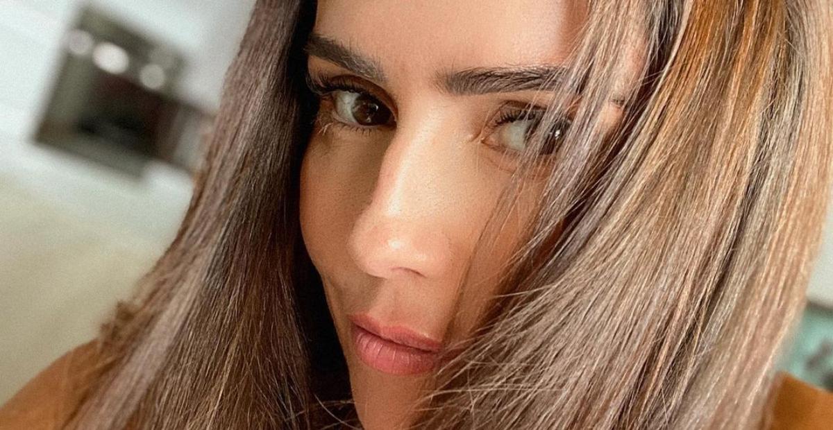 Renovando o bronzeado, Deborah Secco empina o bumbum com biquíni mínimo e ostenta corpaço