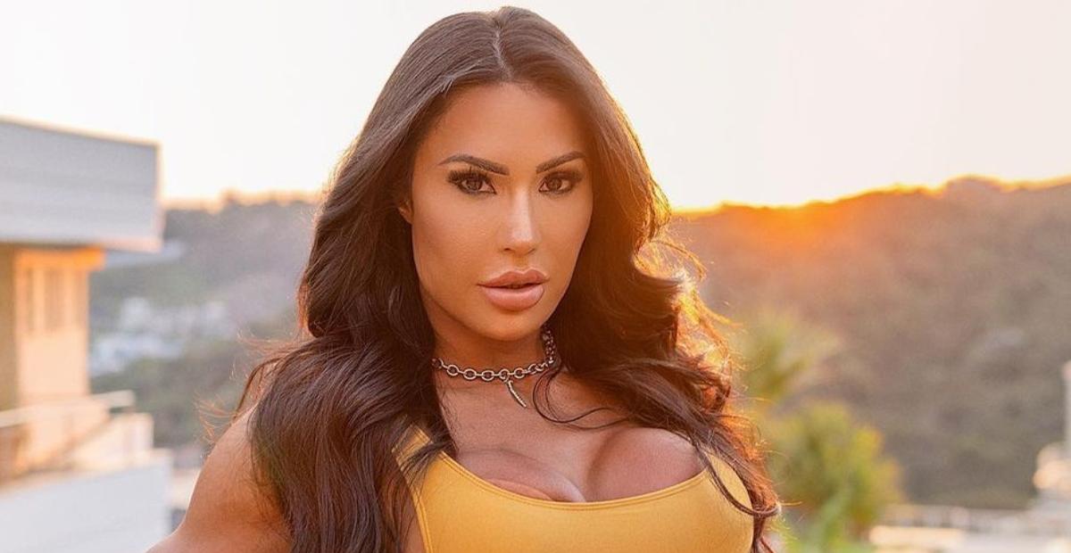 Gracyanne Barbosa abre as pernas e enterra maiô cavado e minúsculo em bumbum GG: ”Obra de arte!”