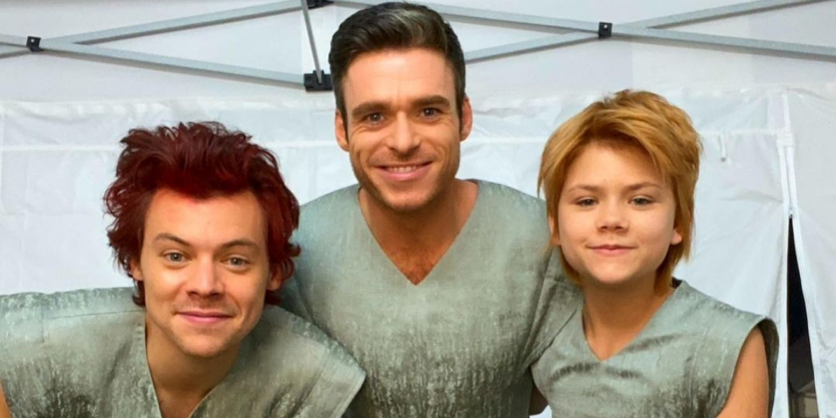 Foto dos bastidores de “Eternos” com Richard Madden, Harry Styles e Lia McHugh sugere cena deletada