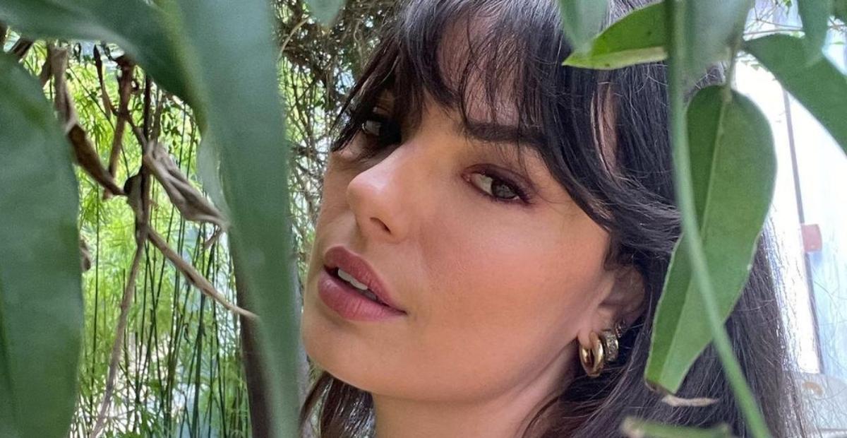 De biquíni, Isis Valverde dá close em barriga sarada e exibe corpo escultural: ”Obra de arte”