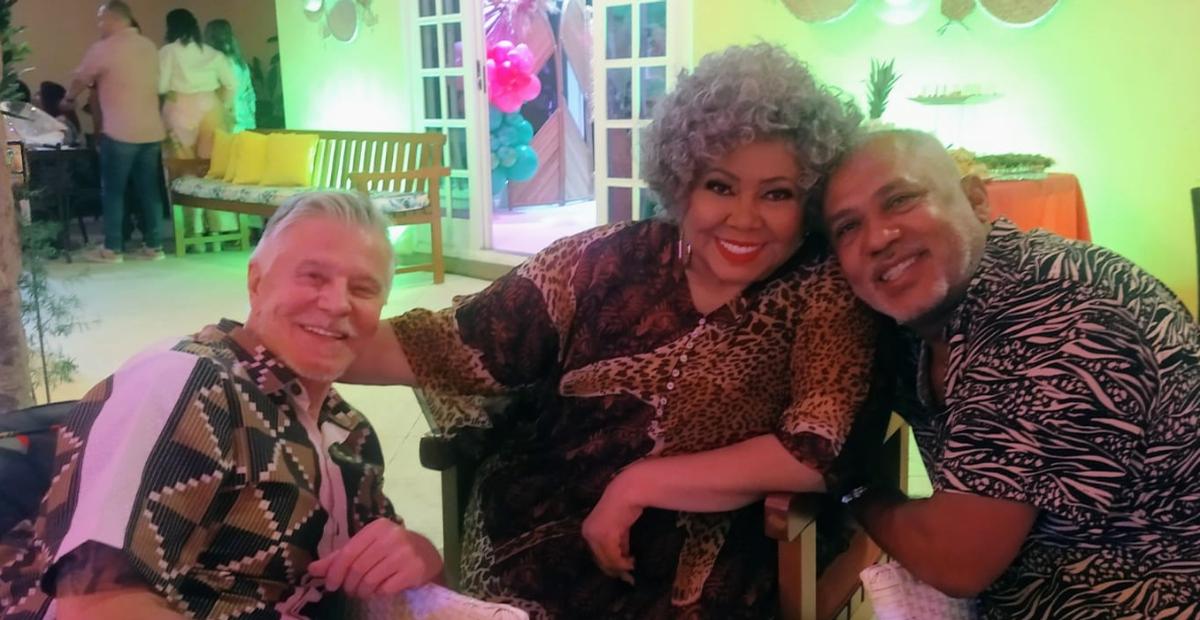 Miguel Falabella comparece à festa de 74 anos de Alcione e dá detalhes sobre musical da cantora