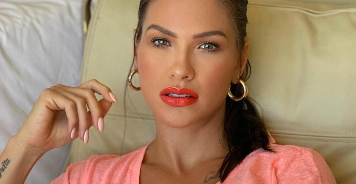 Com biquíni de tricô, Andressa Suita aproveita dia ensolarado em Angra e arranca suspiros: ”Deusa”