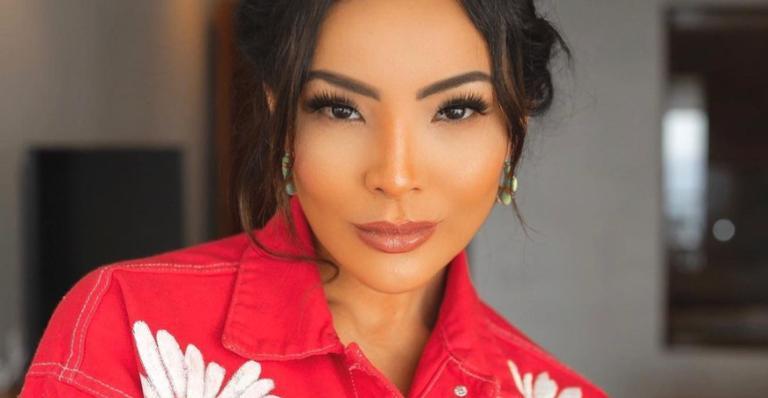 Carol Nakamura empina bumbum com maiô dourado cavadíssimo e conquista web: ”Deusa”