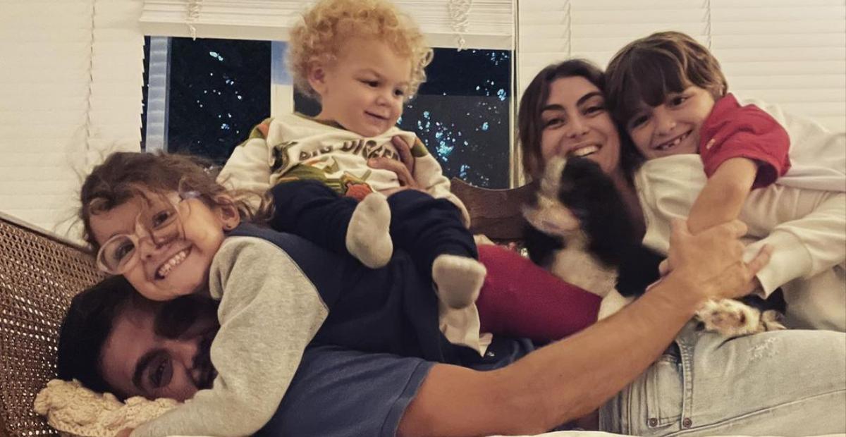 Felipe Simas encanta internautas com registro ao lado da mãe, esposa e filhos: ”Coisa mais fofa”