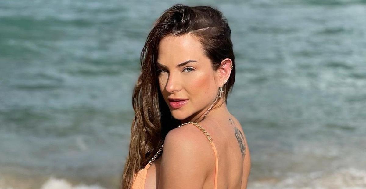 Sem nada por baixo, Gabi Martins leva web à loucura com marquinha de sol evidente: ”Deusa”
