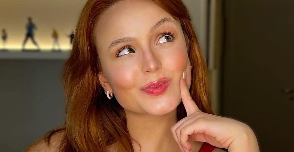 De biquíni azul, Larissa Manoela aproveita manhã de sol na praia e rouba a cena: ”Deusa”