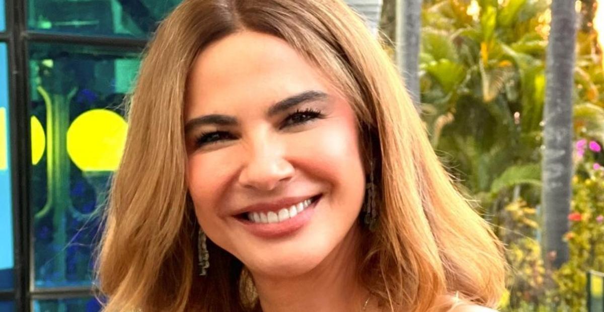 Nas Maldivas, Luciana Gimenez renova o bronzeado com biquíni transparente e exibe barriga sarada
