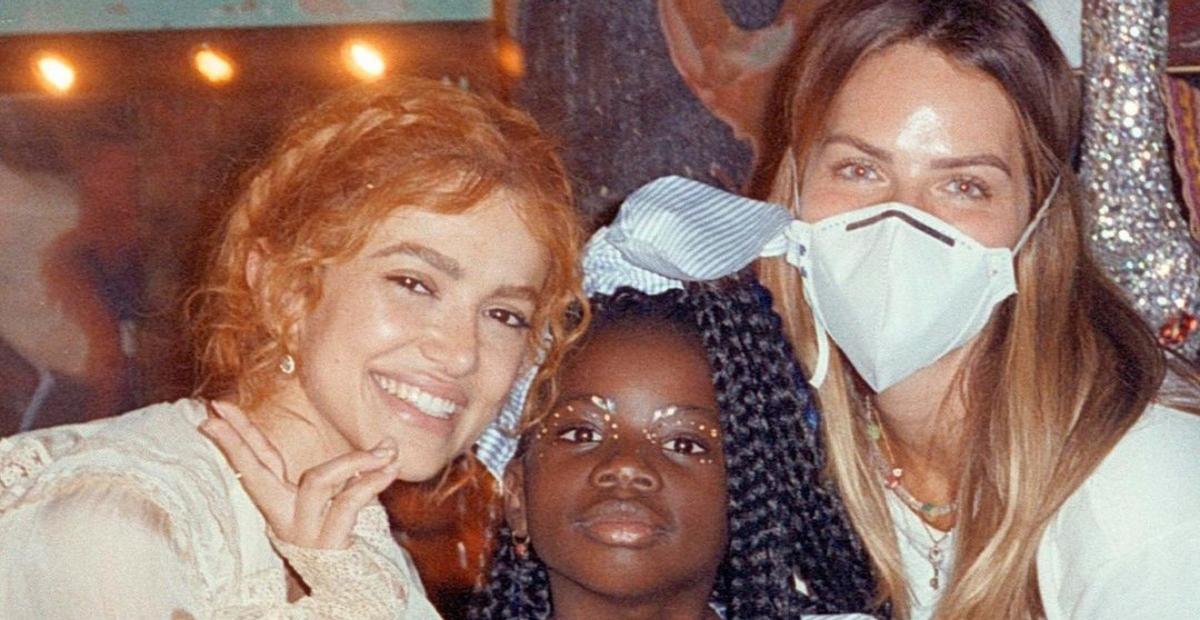 Manu Gavassi agradece participação de Titi, filha de Gio Ewbank e Bruno Gagliasso, em novo clipe