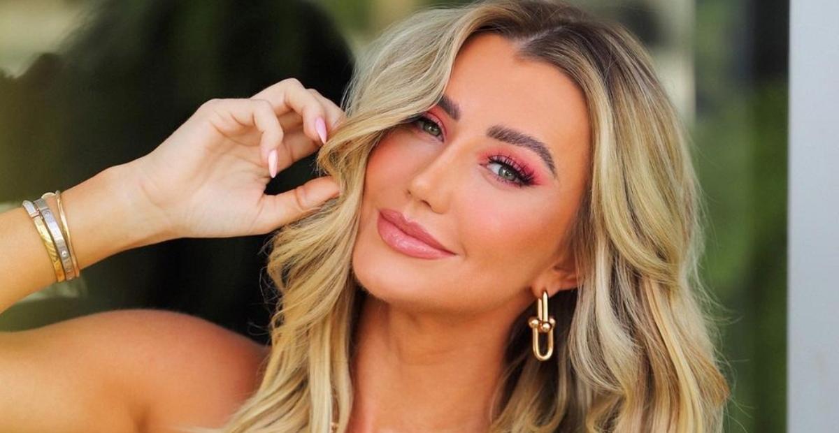 Nas Bahamas, Ana Paula Siebert abaixa calça até o limite com look de praia grifado de R$7 mil