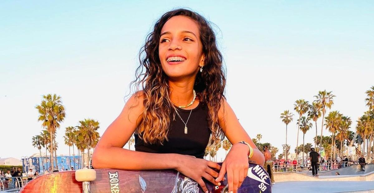 Rayssa Leal toma vacina contra covid-19 e brinca sobre ‘se transformar’ em jacaré: ”Super feliz”