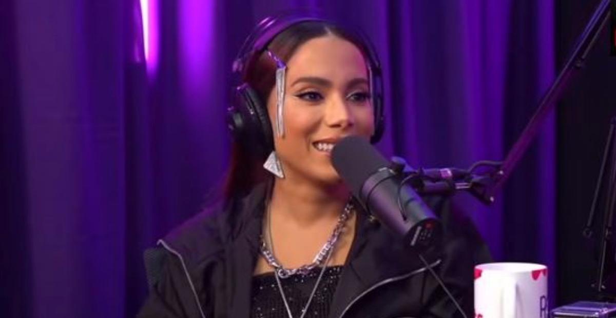 Anitta revela que indica seus ex-namorados para amigas: ”A Pocah é casada com meu ex!”
