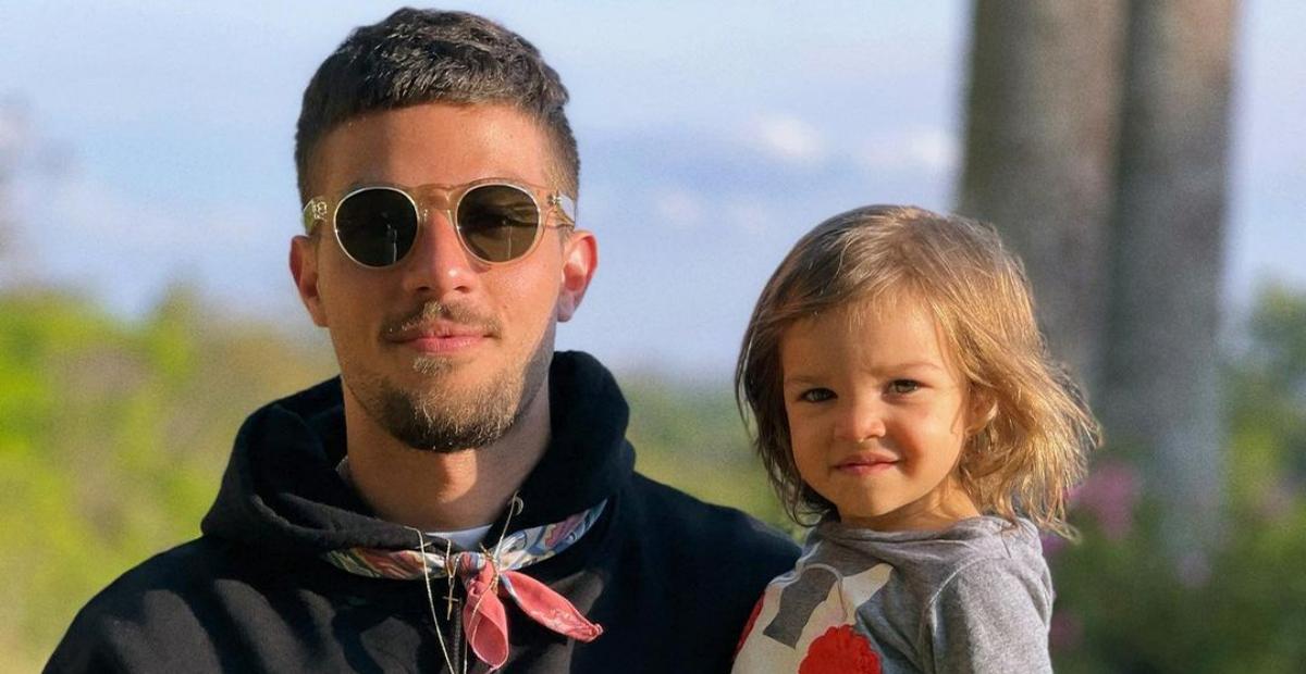 Chay Suede encanta ao surgir coladinho com sua filha, Maria: ”Sem estrutura pra tanta fofura!”