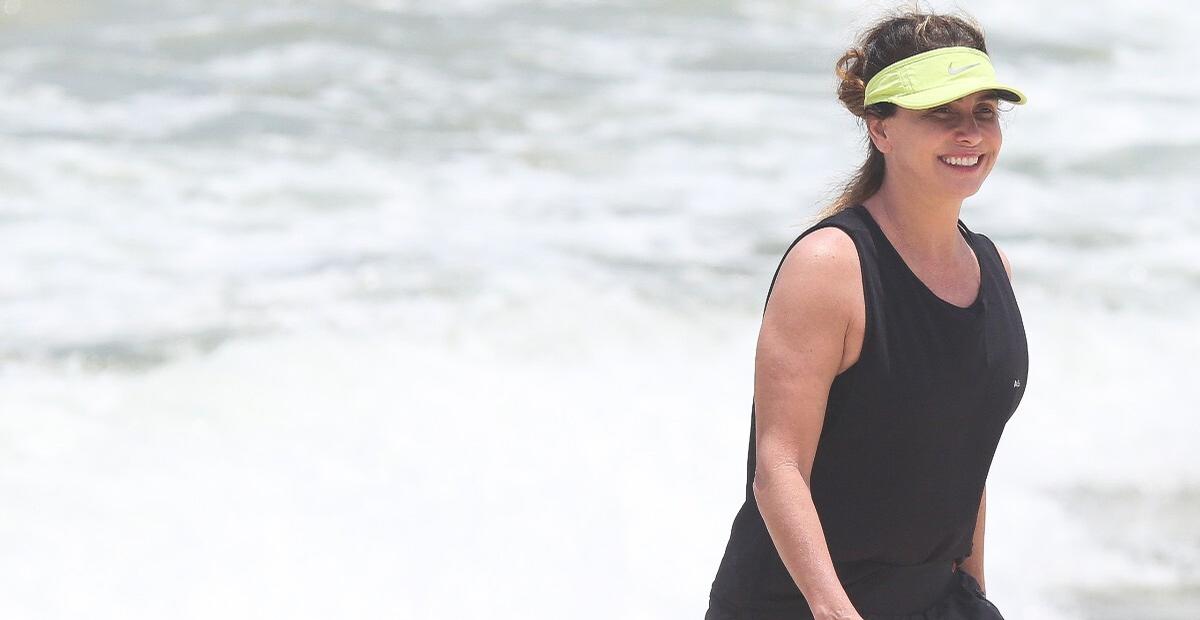 Giovanna Antonelli exibe corpaço treinado ao jogar futevôlei na praia