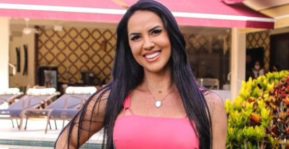 De vestidinho rosa, Graciele Lacerda exibe pernão torneado com delicadeza