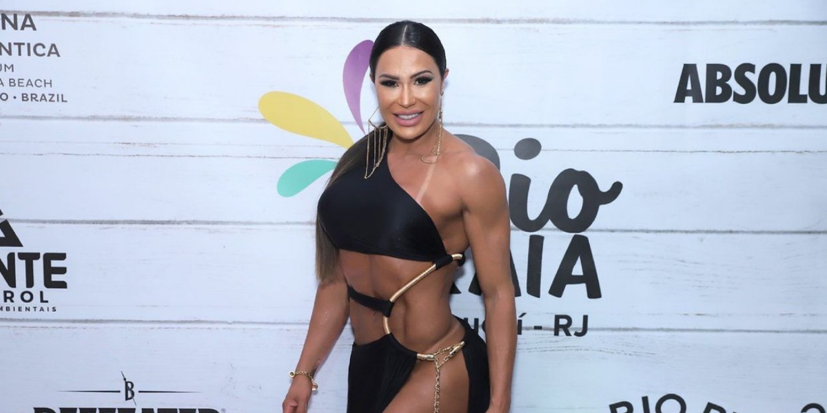 Gracyanne Barbosa ousa em look repleto de recortes para evento no Rio