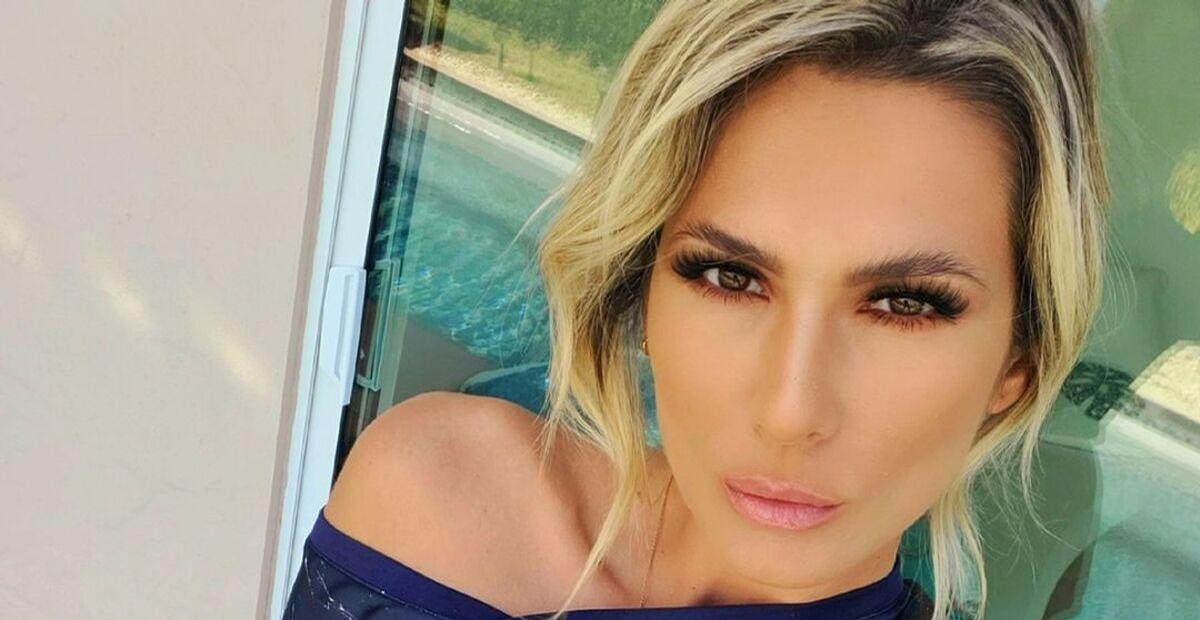 Lívia Andrade puxa o maiô até o limite e exibe beleza fora do comum em clique paradisíaco