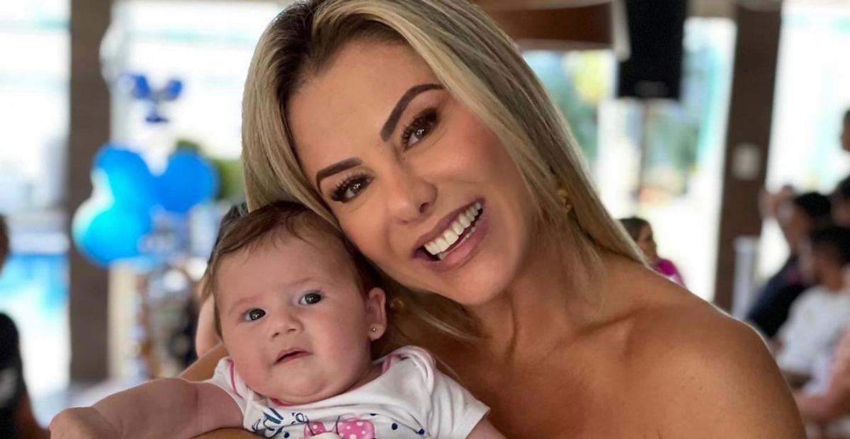 Poliana Rocha divide clique fofíssimo de Maria Alice usando óculos escuros: ”Muito estilo!”