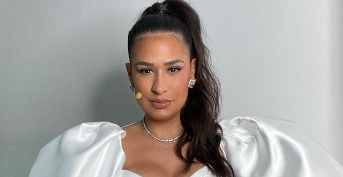 Bem mais magra, Simone Mendes aposta em vestido sem alça para casamento e arrasa
