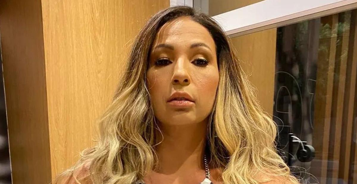 Após internação, Valesca Popozuda aproveita dia de biquíni na praia e bronzeado rouba a cena
