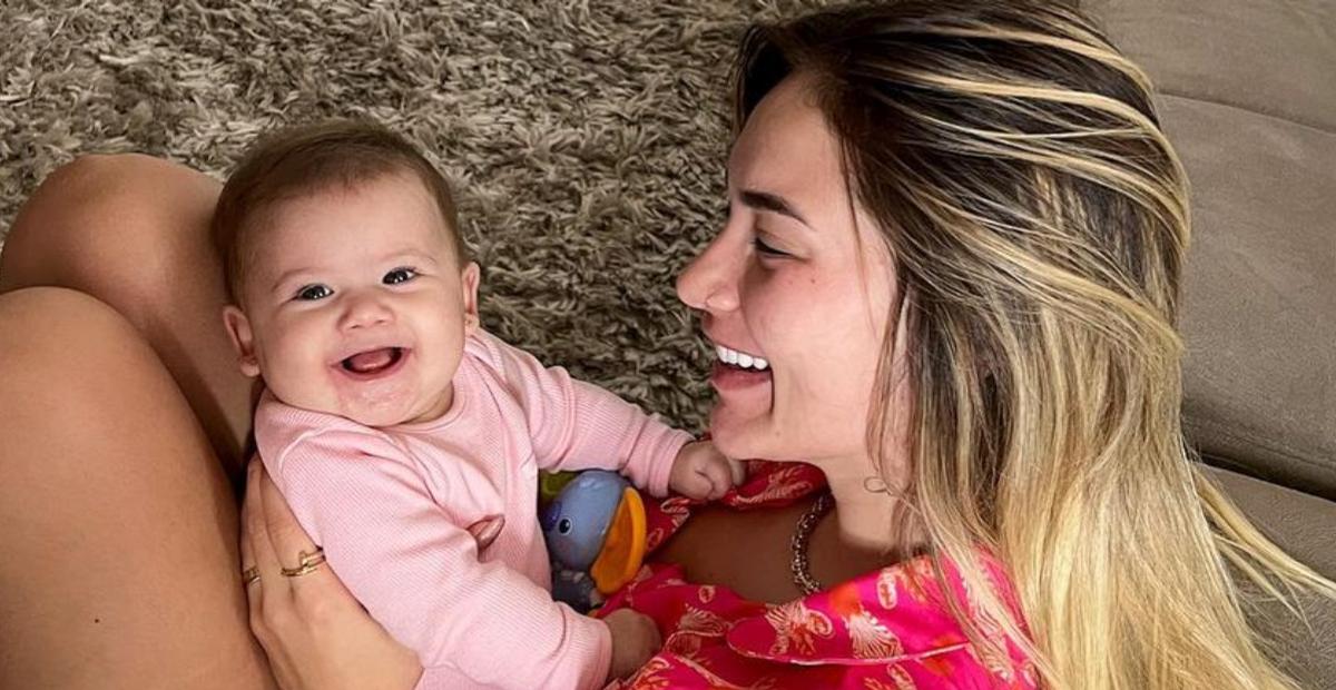 Virginia Fonseca faz declaração para a filha após viagem: ”Cheguei do trabalho já apertando!”