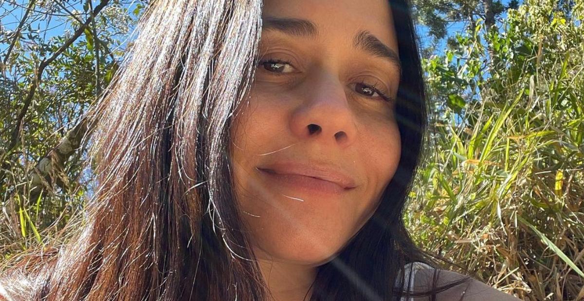 Alessandra Negrini relembra registro da juventude fazendo topless e arranca suspiros: ”Linda”