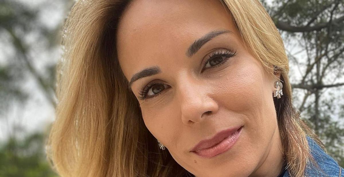Ana Furtado relembra uma série de visuais antigos e brinca: ”Tô pensando em uma mudança pra 2022”