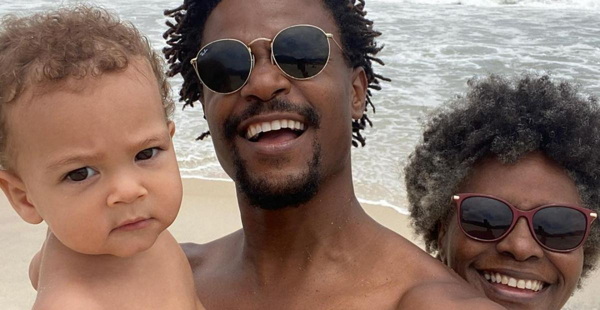 David Junior surge ao lado da família na praia e se derrete: ”Minha base tá aqui!”