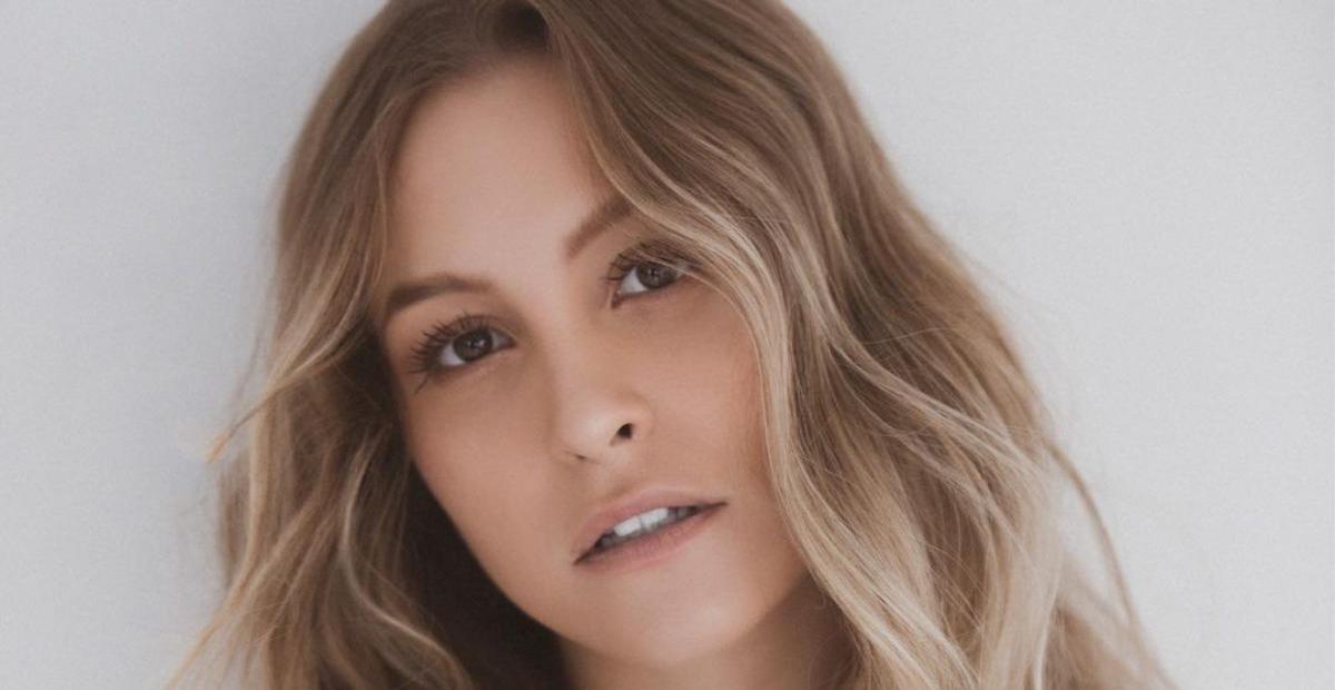 De blusão, Carla Diaz aposta no carão ao surgir deitada na cama e web elogia: ”Sabe ser linda”