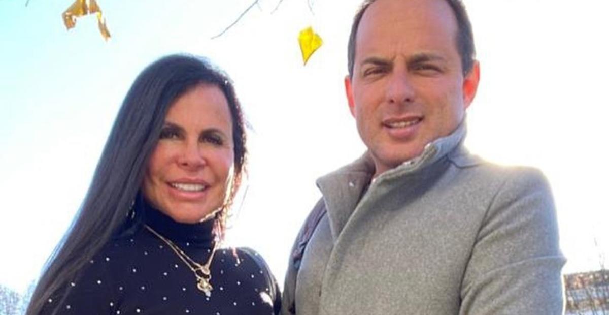 De macaquinho de renda, Gretchen aparece com o marido nos bastidores do programa de Raul Gil