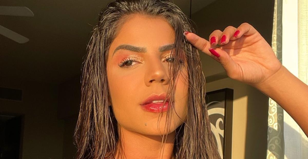 Hariany Almeida aposta em combinação colorida em cliques descontraídos: ”Rosa”