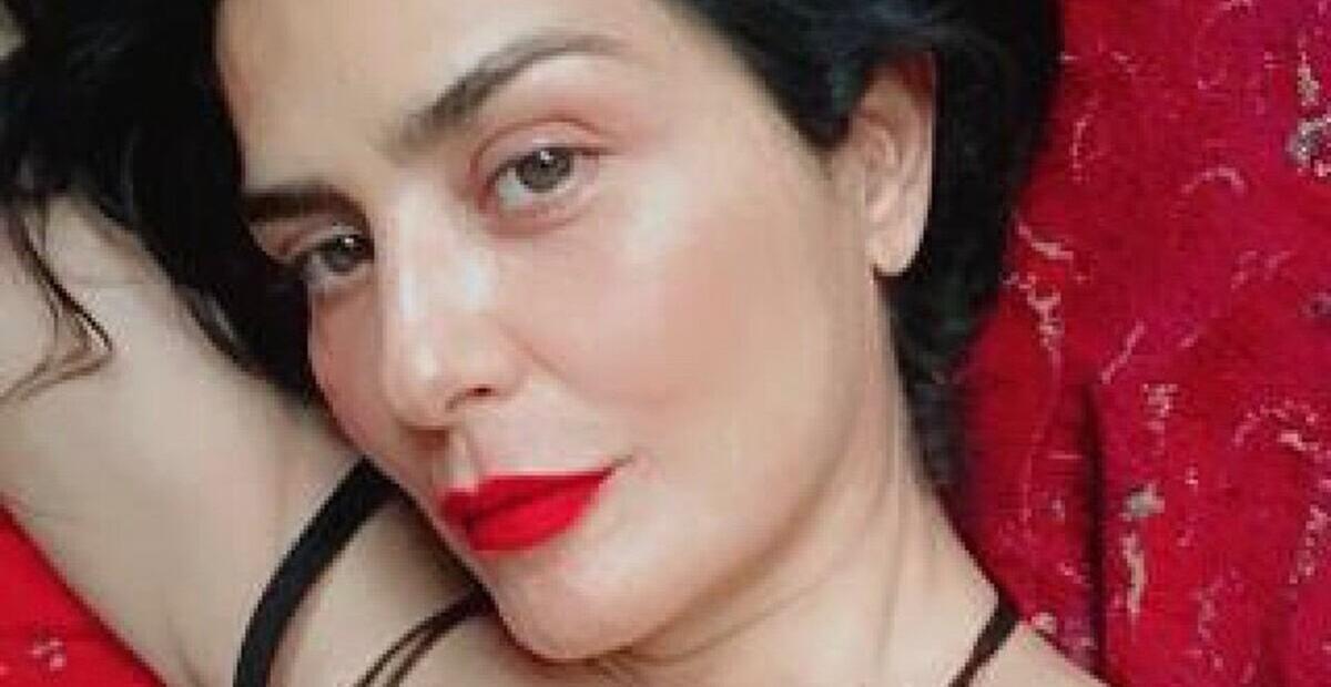 De maiô, Letícia Sabatella esbanja beleza fora do comum aos 50 anos