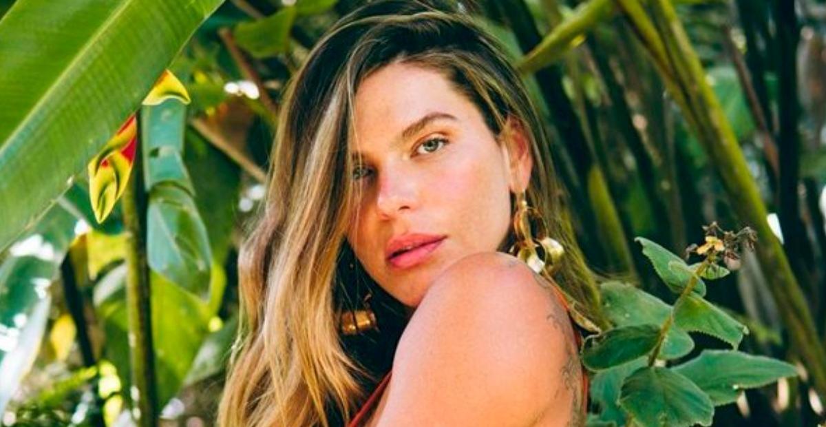 Mariana Goldfarb surge com cachorrinha na praia e brinca: ”Migas que fazem cabelo no mesmo lugar”