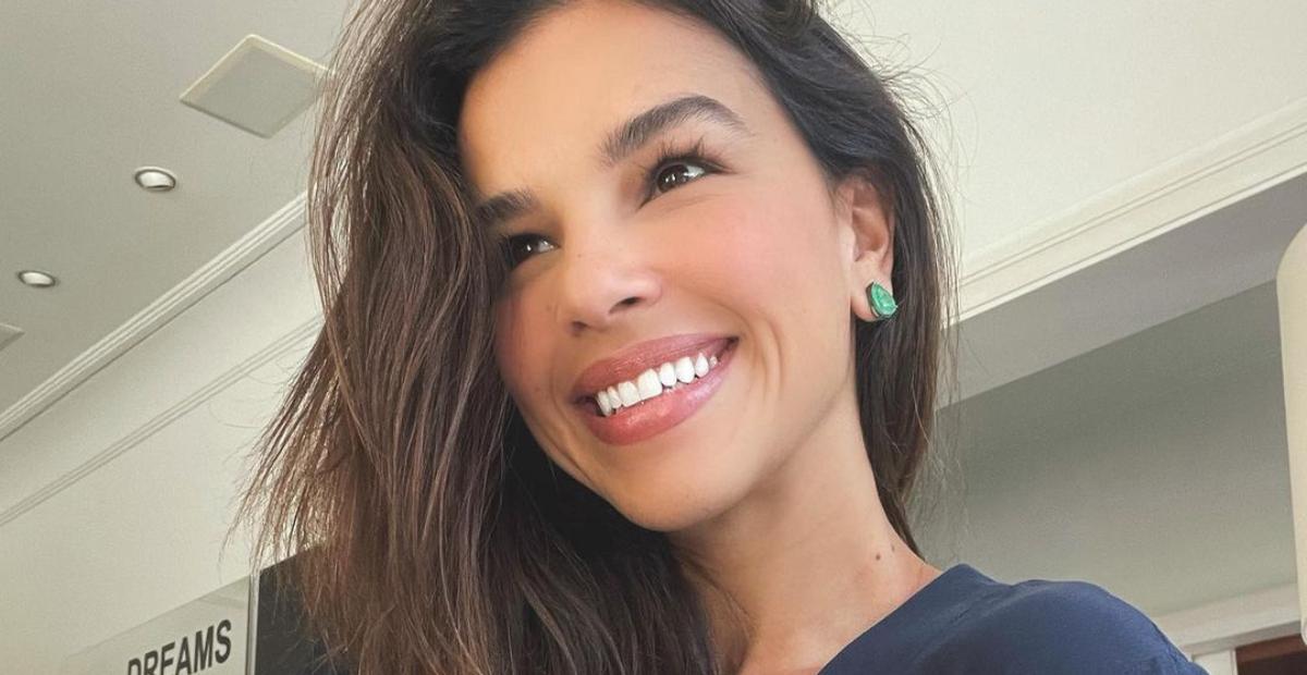 Mariana Rios exibe look do dia com top de tricô e barriga sarada rouba acena: ”Deusa”