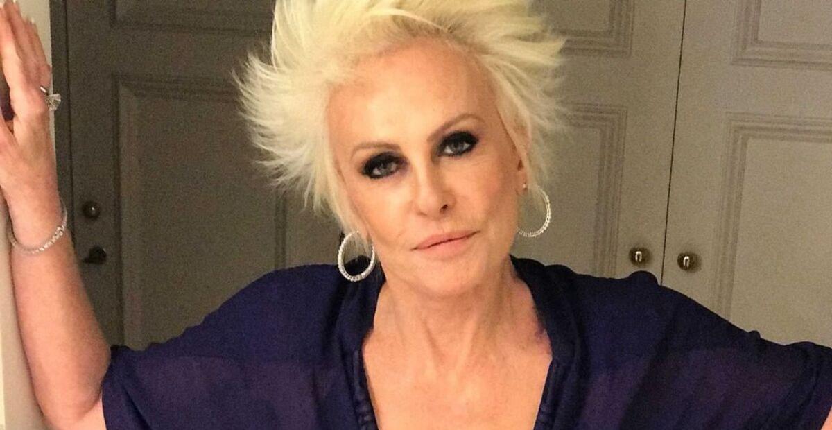 Ana Maria Braga surpreende ao montar look com chinelo: ”Confortável que só”