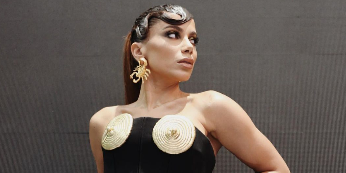 Anitta aposta em look de quase R$ 35 mil para apresentação de live; confira