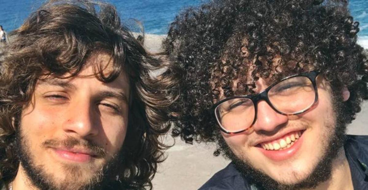 Chay Suede relembra foto da infância ao homenagear o irmão: ”Saudade de ter você grudado em mim”
