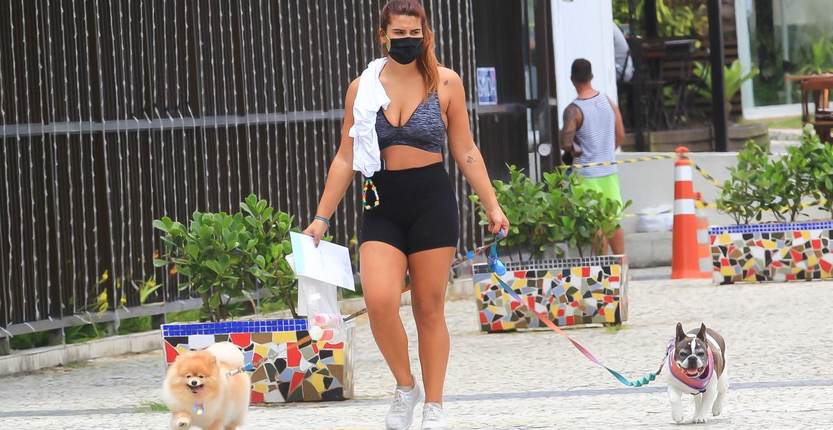 De look fitness, filha de Flávia Alessandra rouba a cena ao passear com os cachorros