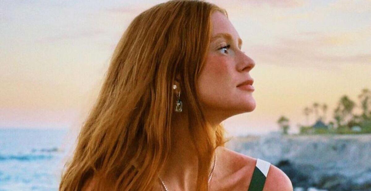 De vestido vermelho ousado, Marina Ruy Barbosa surge arrasadora: ”Rainha chegou”