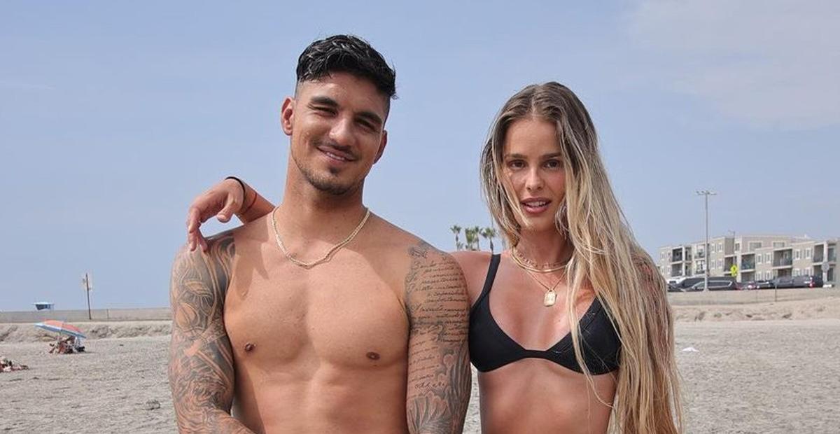 Gabriel Medina e Yasmin Brunet surgem trocando beijão em foto ao pôr-do-sol