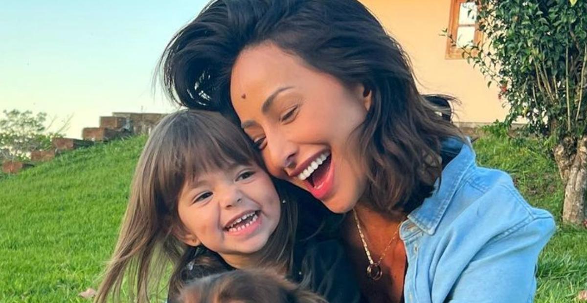 Sabrina Sato explode o fofurômetro ao mostrar Zoe de dengo com a cachorrinha da família