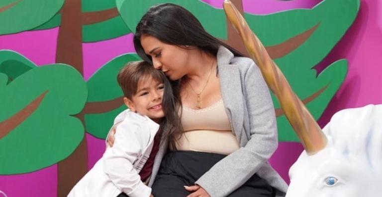 Simone é clicada se divertindo com o filho, Henry, na piscina e deixa web apaixonada: ”Lindos”