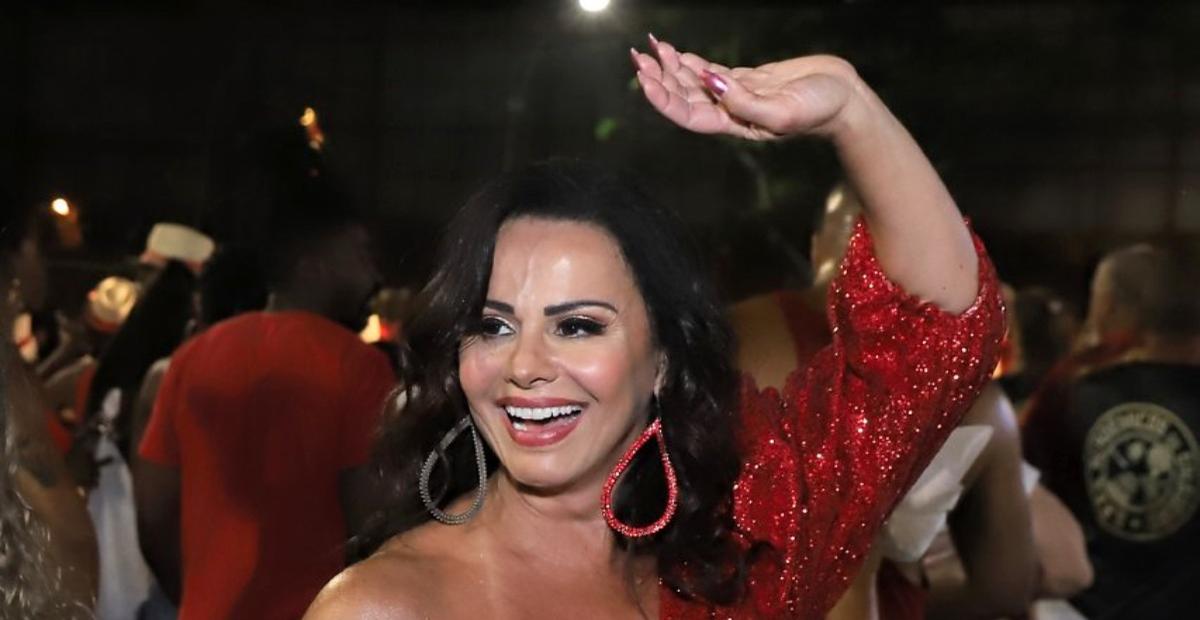 De conjuntinho, Viviane Araujo arrasa em noite de samba no Salgueiro na companhia do marido