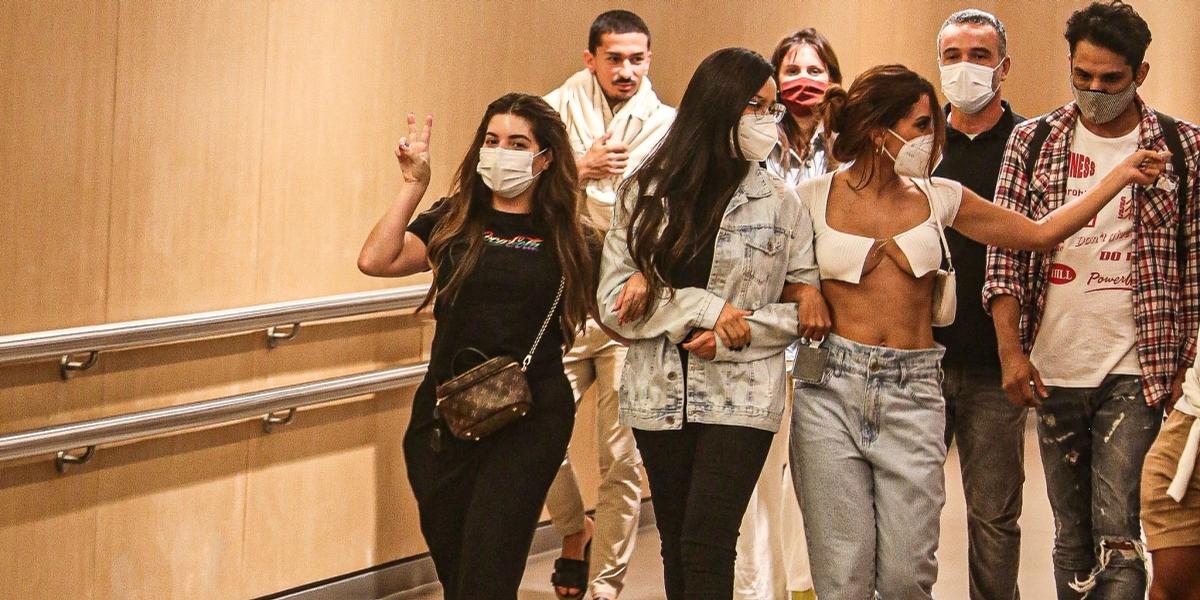 Anitta aposta em top superdecotado para ir ao cinema com Juliette no Rio de Janeiro